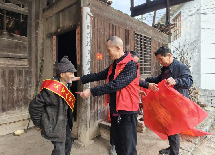 1761615780100935.png 湖南省新宁县安山乡老年协会携手韵舞电器慰问模范老人